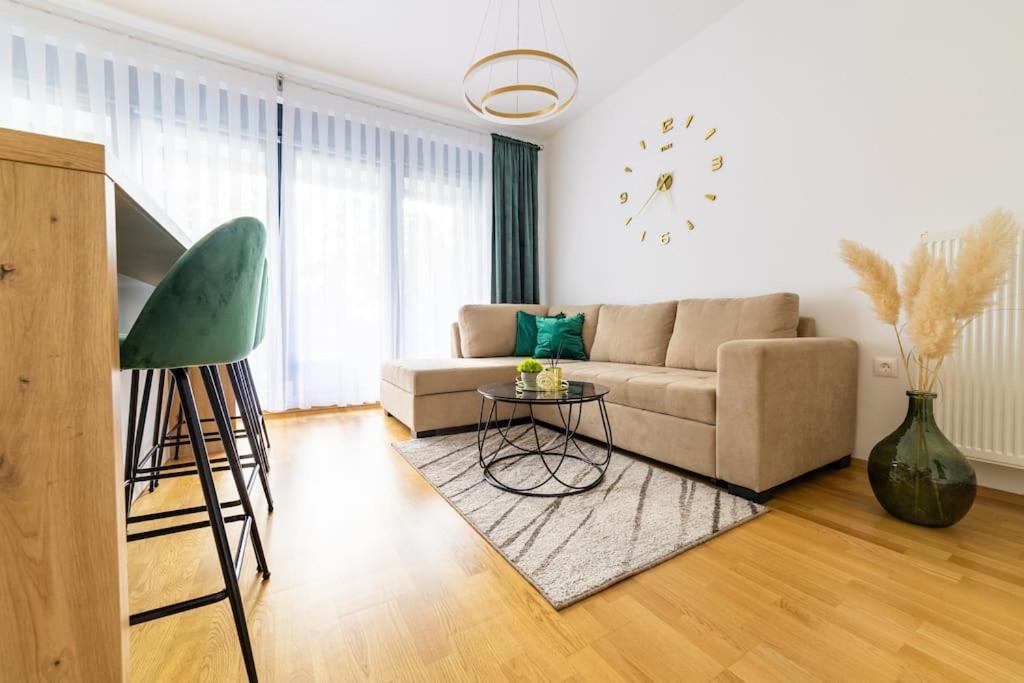 Apartman Lux Self Check-In Вировотиця Екстер'єр фото