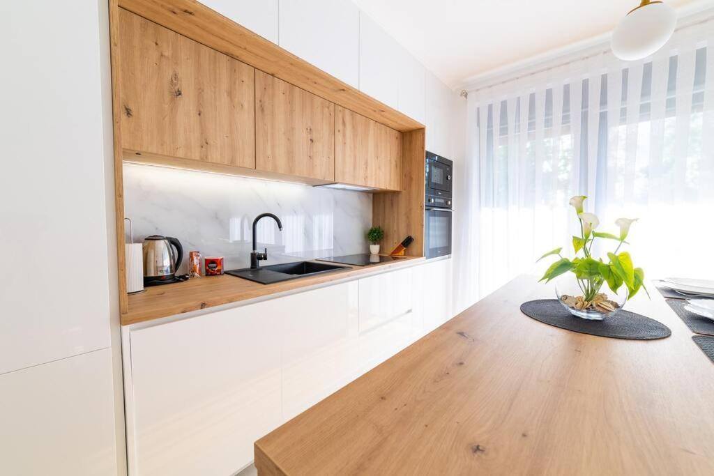 Apartman Lux Self Check-In Вировотиця Екстер'єр фото