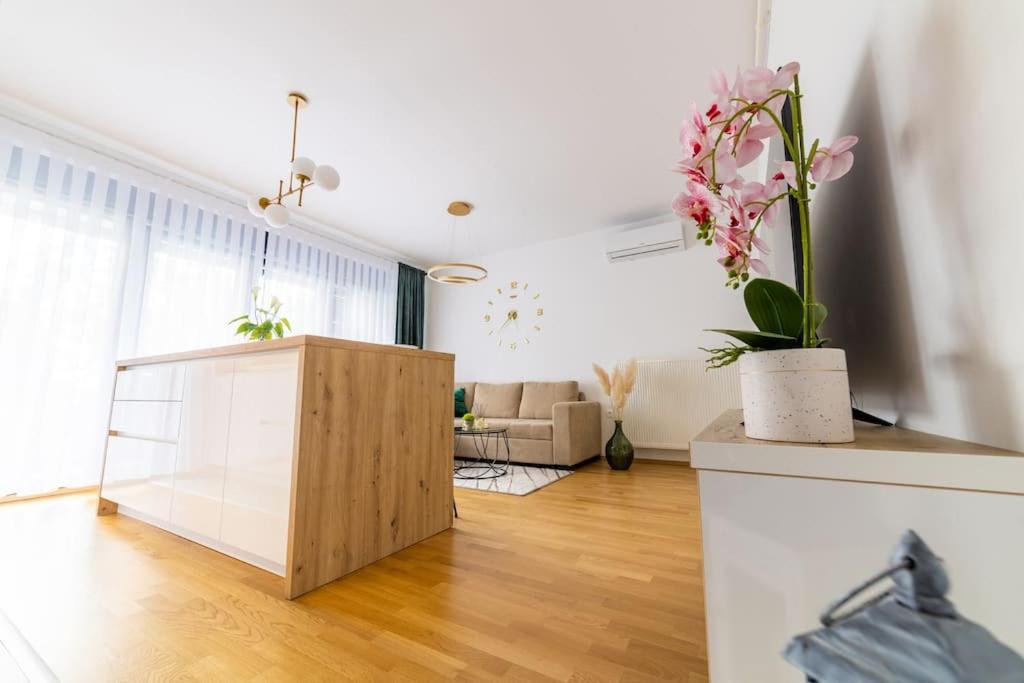 Apartman Lux Self Check-In Вировотиця Екстер'єр фото