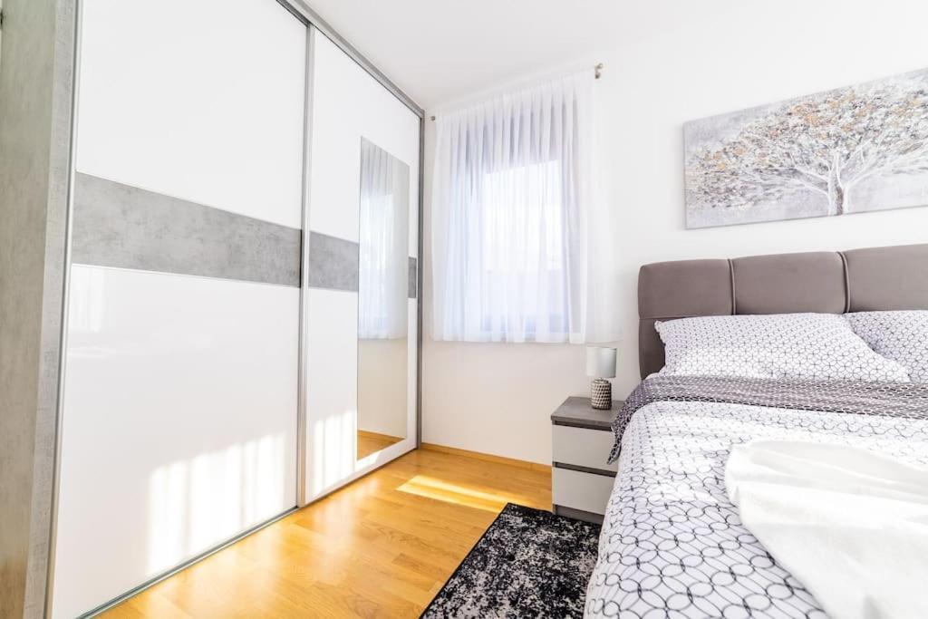 Apartman Lux Self Check-In Вировотиця Екстер'єр фото