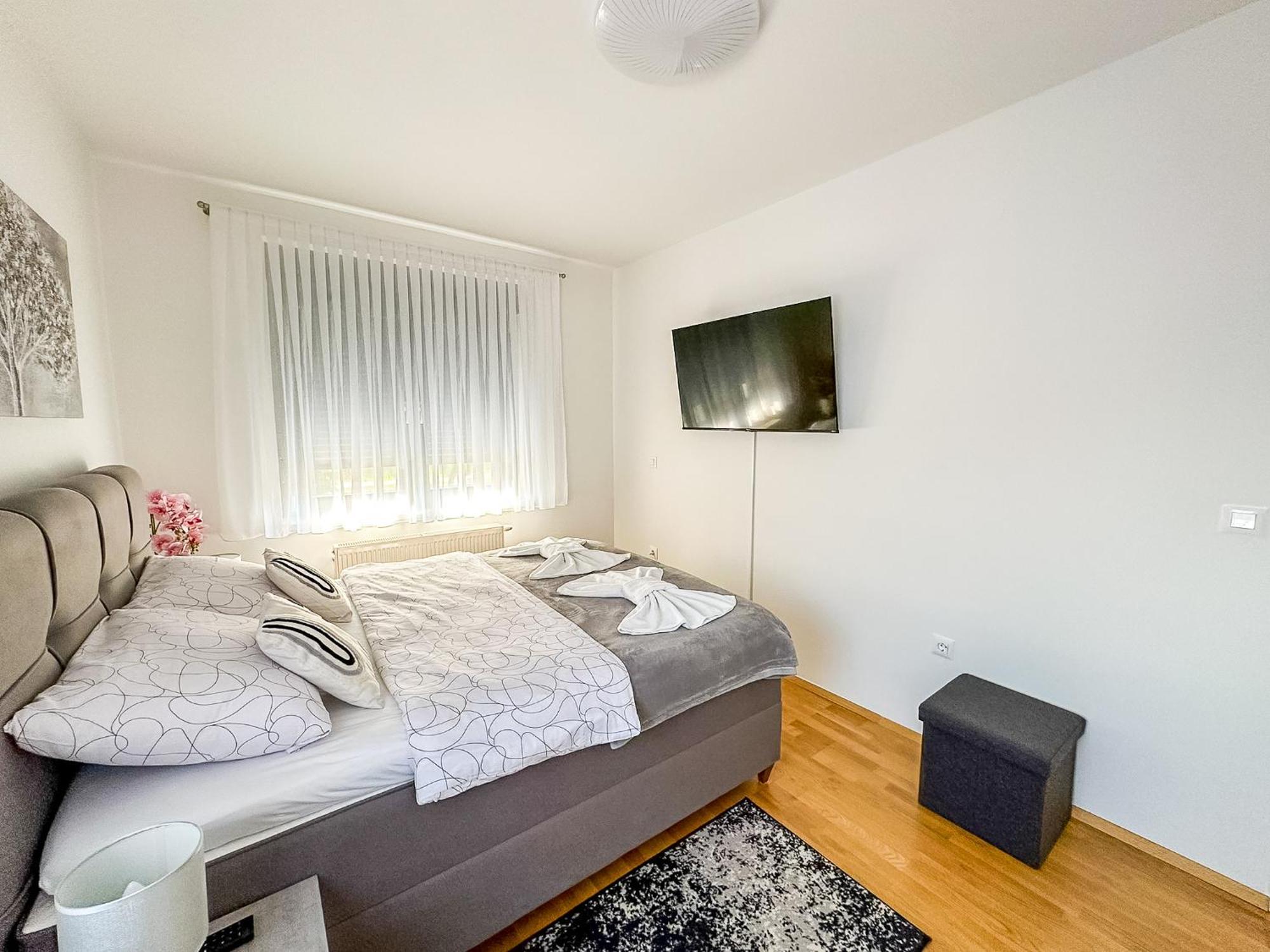 Apartman Lux Self Check-In Вировотиця Екстер'єр фото